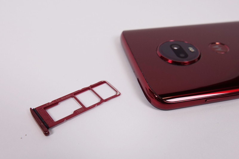 SIMカードトレイ