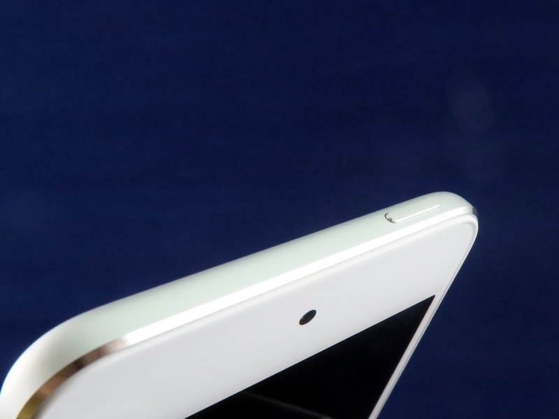 電源キーは本体上部右側に備える。iPhone SEまでと同じレイアウト。最近のiPhoneは右側面に備えられている