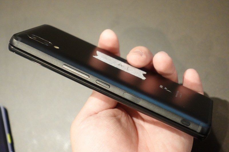 側面には音量キー、電源キー、指紋センサー、カメラキーが並ぶ