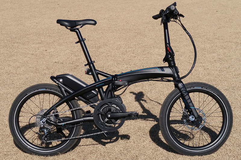 Ternの「Vektron S10」（<a href="https://www.ternbicycles.com/jp/bikes/vektron" class="strong bn" target="_blank">公式ページ</a>）。折り畳み可能なe-bikeです。左がノーマルの状態で、右がオプションのキャリアなどを取り付けた筆者所有Vektron。e-bikeでありかつ小径車なので、走り出しの加速や登坂が驚くほどスムーズです。試乗できるショップも多いので、ぜひお試しを。