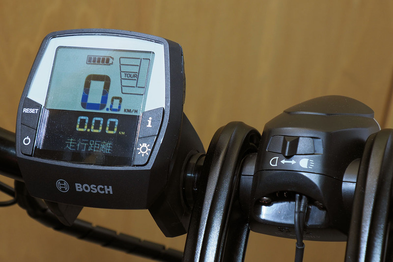 Vektronのハンドル部。Intuviaと呼ばれるディスプレイ部が装着されていて、これを使ってライトのオンオフができます。ライトの電源は、もちろんe-bikeアシスト用のバッテリーから得ています。