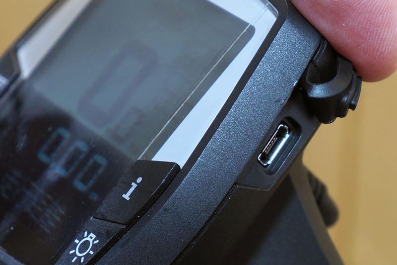 このディスプレイ、右側に給電用のmicroUSBポートがあります。対応ケーブルか変換コネクターを使えばスマートフォンなどへ充電可能。出力をメーカーに確認したところ、5V/最大500mAだそうです。