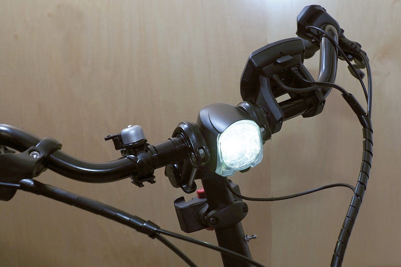 Vektronのライト。ディスプレイ部のボタン操作で点灯/消灯できます。けっこう明るい。