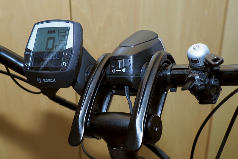 ライト部を後ろから見たところ。電気が供給されるケーブルの左に端子らしきものが。