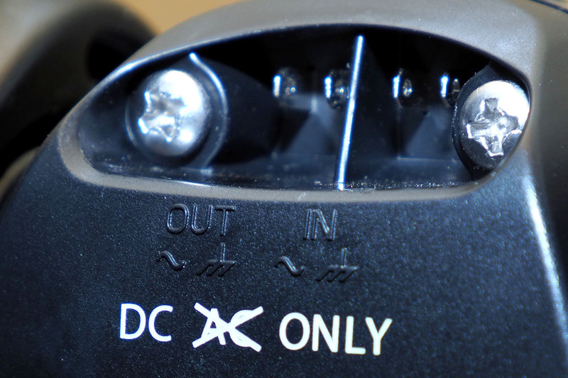 あっ、左側が出力端子で、右側が入力端子らしい！　しかも極性まで刻印されている！