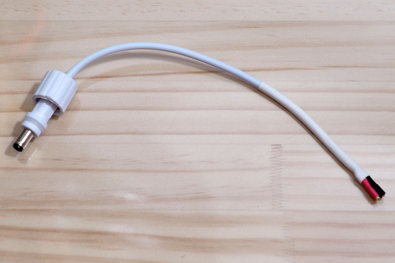 これは防水対応のDCコネクターです。その一端に110型の平型端子（メス）を取り付けて、Vektronからの12VをDCプラグから出せるようにしました。使う機器側にDCジャックを取り付けてつなぐ、というわけです。