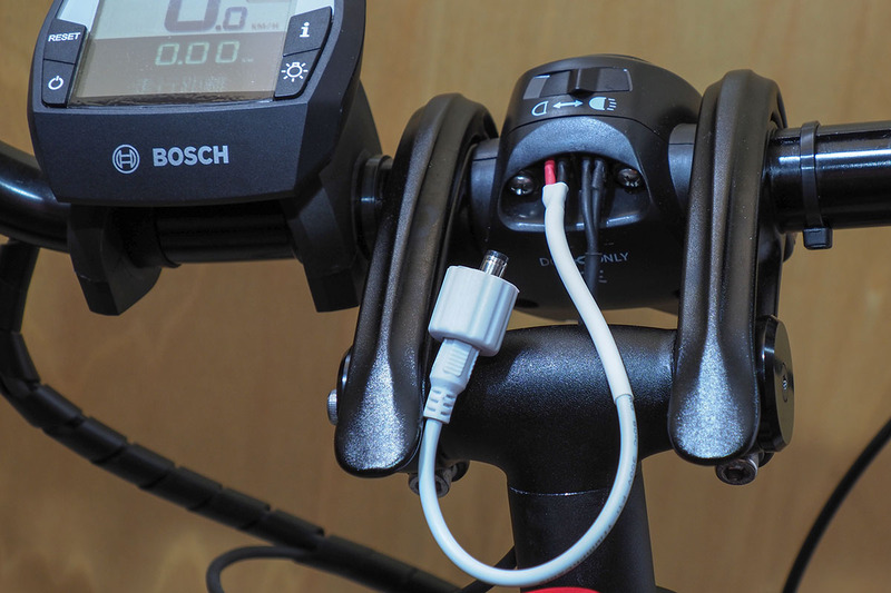 作成したDCプラグは平型のメス端子でVektronのライトに接続。これで12V対応機器を容易に挿抜しつつVektronで使えるようになる……ハズ!?　また、2又や3又などのDC分岐ケーブルを使えば、Vektron上で複数の機器を同時に使えるハズです。