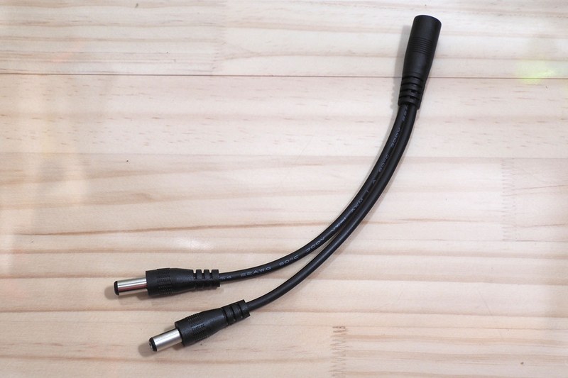 作成したDCプラグは平型のメス端子でVektronのライトに接続。これで12V対応機器を容易に挿抜しつつVektronで使えるようになる……ハズ!?　また、2又や3又などのDC分岐ケーブルを使えば、Vektron上で複数の機器を同時に使えるハズです。