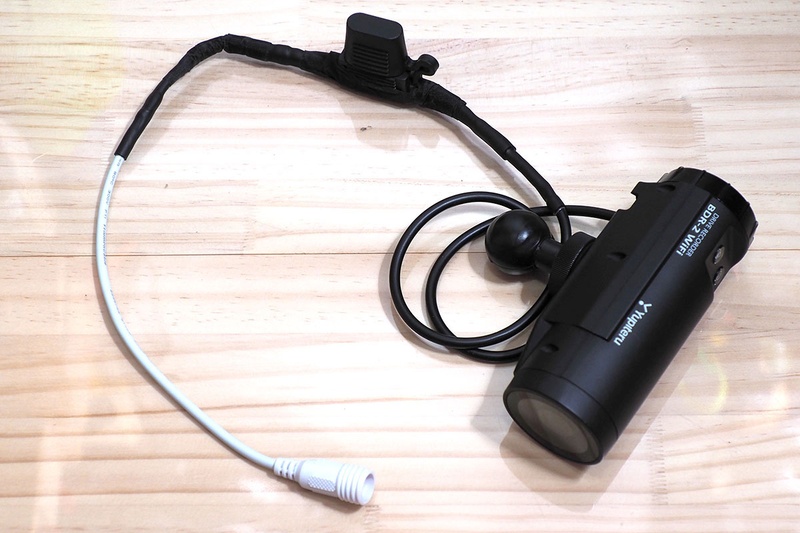 まず、Vektronにバイク用のドライブレコーダーを装着してみることに。ユピテルの「BDR-2WiFi」（<a href="https://www.yupiteru.co.jp/products/bike_drive_recorder/bdr-2wifi/" class="strong bn" target="_blank">公式ページ</a>）です。端子は前出の防水ジャックに変更済み。Vektronの電源側DCジャックと問題なくつながります。ドライブレコーダーのケーブルの途中にある出っ張りは、防水の平型ヒューズホルダーです。