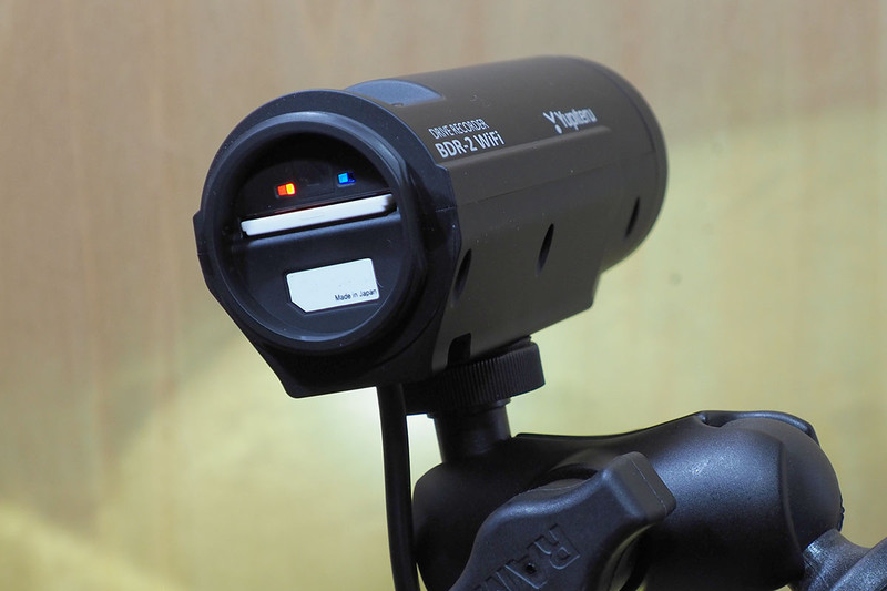 ドライブレコーダーに電力を供給するには、ディスプレイのボタンでライトを点灯させる必要があります。ライト連動型のドライブレコーダーという、ヘンな仕様ですが、ライト電源を使っているのでしょうがないですネ。ともあれ、ドライブレコーダーはインジケーターが点灯して正常に動作しました。ちなみに、ドライブレコーダーが使う電流は、ちょっと幅があって200～250mAくらいです（刻々と変動します）。