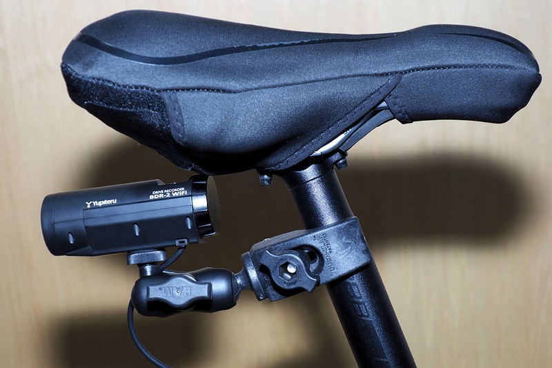 こちらは同じドライブレコーダーをシートポストに装着した様子。自転車は後ろからぶつけられる可能性も高いので、けっこう実用的な装着位置という気がします。