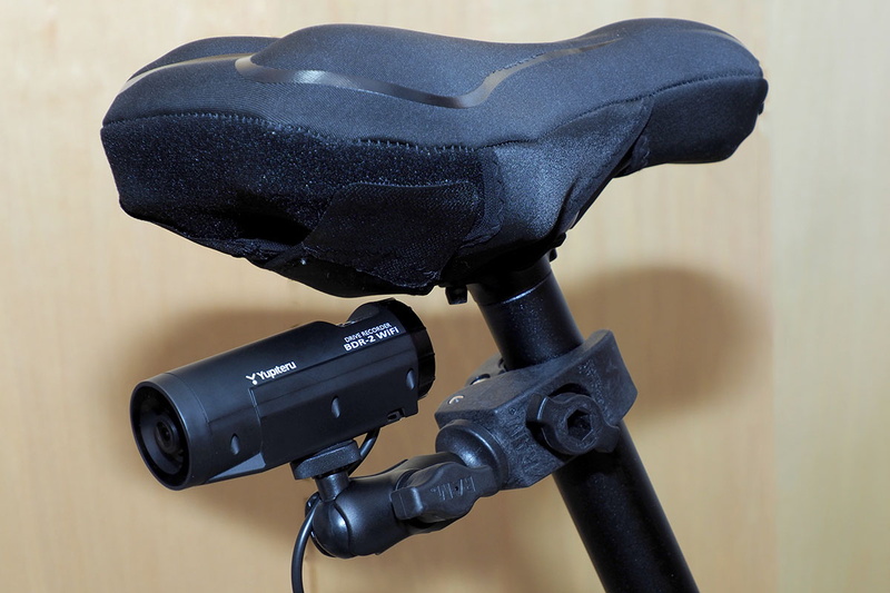 こちらは同じドライブレコーダーをシートポストに装着した様子。自転車は後ろからぶつけられる可能性も高いので、けっこう実用的な装着位置という気がします。