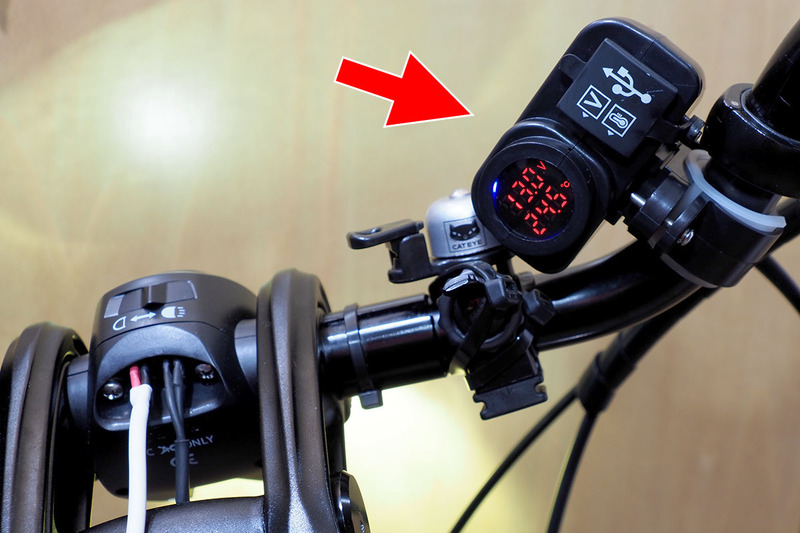 例えばコレはバイク用の気温/電圧計付きUSB電源。バイクのバッテリー電圧や外気温を表示しつつUSB給電もできるという製品ですが、こういう製品もVektronでも使えちゃってちょっと愉快。右写真矢印の部分が温度センサーなので、走行中の外気温がだいたいわかる感じ。ちなみに、流れる電流は60mA弱で、iPhone×1台を充電中の電流は560mAでした。