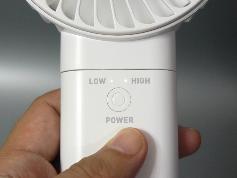操作は本体正面のボタンで行う。LOW（弱）→HIGH（強）→OFFとループする