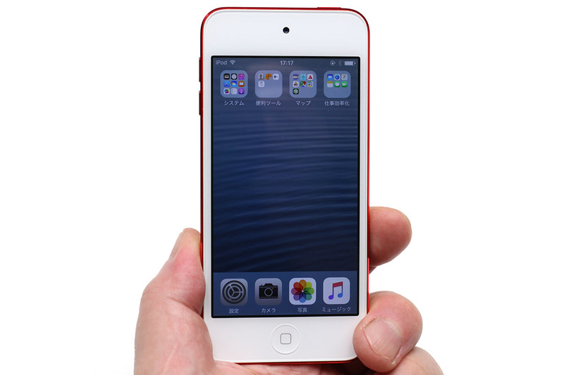 筆者が使用中っていうか時々イジって遊ぶ第5世代iPod touch。背面左下にある丸いものは、iPod touch loopと呼ばれる専用ストラップ装着部です。OSやアプリの更新はしていますが、処理速度が物足りないので常用はしていません。