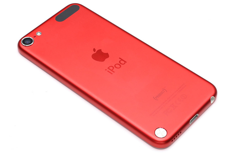 筆者が使用中っていうか時々イジって遊ぶ第5世代iPod touch。背面左下にある丸いものは、iPod touch loopと呼ばれる専用ストラップ装着部です。OSやアプリの更新はしていますが、処理速度が物足りないので常用はしていません。