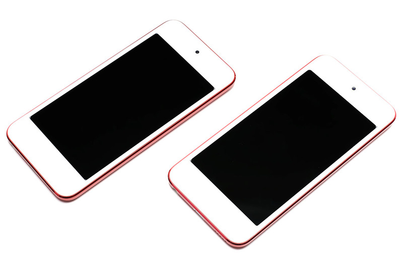 最新の第7世代と2012年モデルの第5世代のiPod touchを並べてみました。表側だと見分けがつきません。裏返すと第5世代特有のストラップiPod touch loop装着部により、ようやく見分けがつきます。