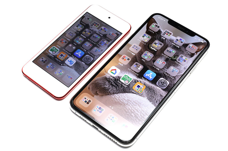 左は第7世代と第4世代のiPod touchを並べた様子。右は第7世代iPod touchとiPhone XS Maxを並べた様子。第7世代iPod touchは現行iOS端末の中で最小のボディです。