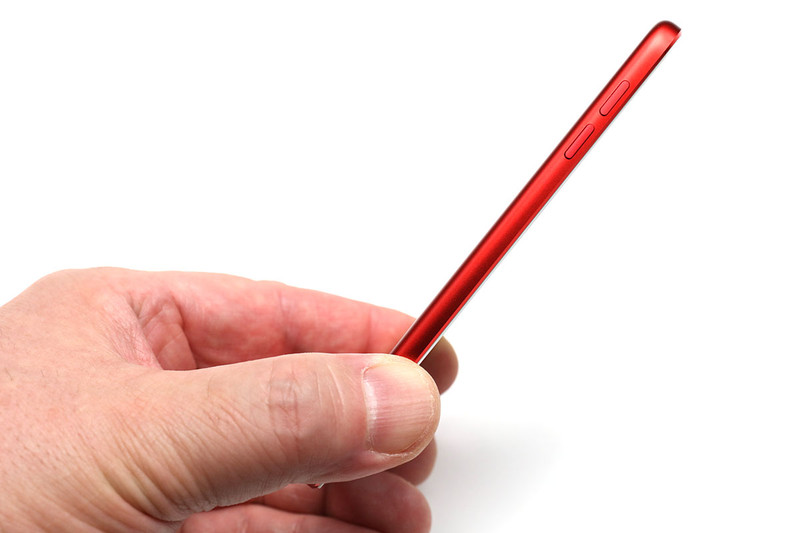 第7世代iPod touchを手に持った様子。ポケットサイズで超薄なので、ポケットはもちろん財布に入ったりもします。特に薄さがイイ感じですね～♪　ちなみに、6.1mmという厚さは突起した背面カメラ部の厚さで、それ以外は5.1mm（実測値）です。