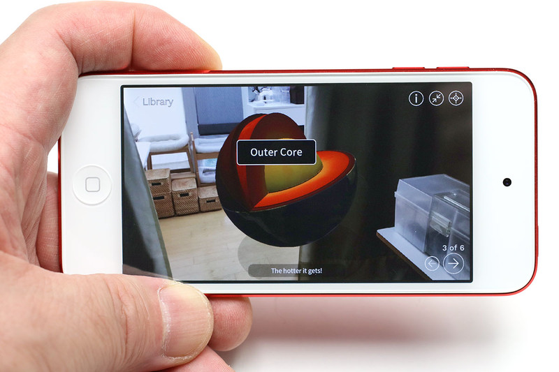 例えばアップルのARKit（<a href="https://developer.apple.com/jp/documentation/arkit/" class="strong bn" target="_blank">公式ページ</a>）で作られたAR（拡張現実）アプリ「jigspace」（<a href="https://apps.apple.com/jp/app/jigspace/id1111193492" class="strong bn" target="_blank">App Store</a>）がスムーズに動きます。眼の前の空間に仮想的な立体物を置きつつその構造等を学べるアプリですが、サクサクのグリグリで軽快に利用可能。右はiOS標準のマップアプリで、3D・航空写真表示も非常にスムーズです。ちなみに、第5世代iPod touchはiOSバージョンが古いので、こういったARKitによるアプリはインストールできません。また、iOS標準マップアプリで3D・航空写真表示はできますが、動きも読み込みもかな～りゆっくりです。