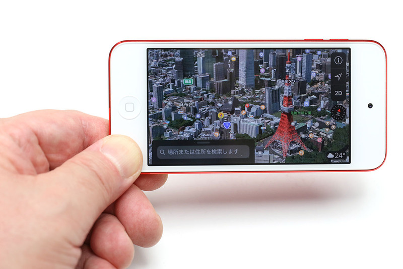 例えばアップルのARKit（<a href="https://developer.apple.com/jp/documentation/arkit/" class="strong bn" target="_blank">公式ページ</a>）で作られたAR（拡張現実）アプリ「jigspace」（<a href="https://apps.apple.com/jp/app/jigspace/id1111193492" class="strong bn" target="_blank">App Store</a>）がスムーズに動きます。眼の前の空間に仮想的な立体物を置きつつその構造等を学べるアプリですが、サクサクのグリグリで軽快に利用可能。右はiOS標準のマップアプリで、3D・航空写真表示も非常にスムーズです。ちなみに、第5世代iPod touchはiOSバージョンが古いので、こういったARKitによるアプリはインストールできません。また、iOS標準マップアプリで3D・航空写真表示はできますが、動きも読み込みもかな～りゆっくりです。