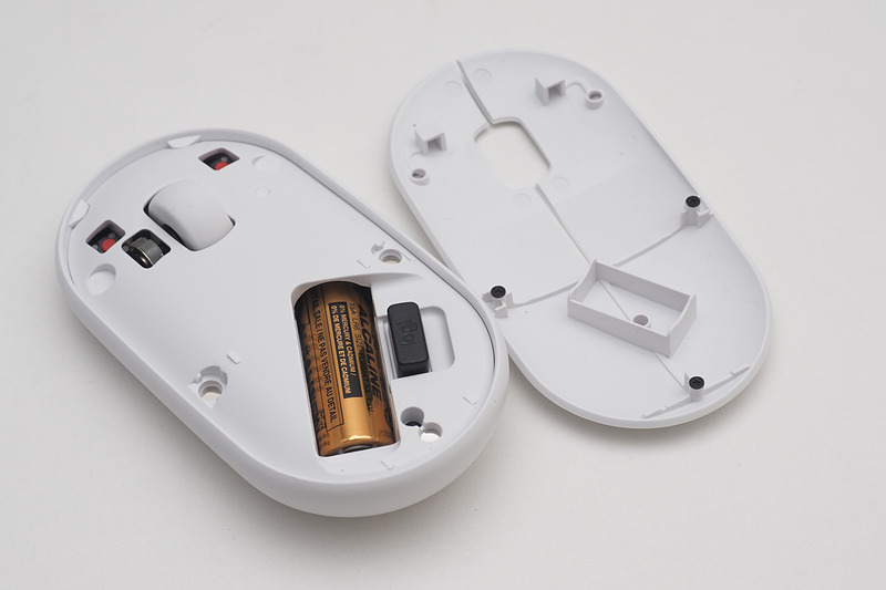 上面パネルはマグネットで固定される。上面パネルの黒い3つの点がマグネット。USBドングルはこの中に収納