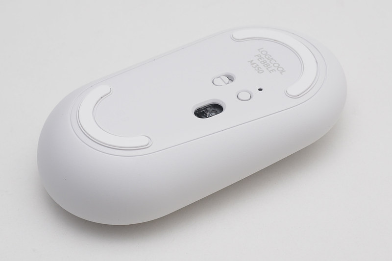 裏面のセンサーは中央より操作するときの向きで左側にオフセットされる。電源スイッチとBluetooth利用時のペアリングボタンがある