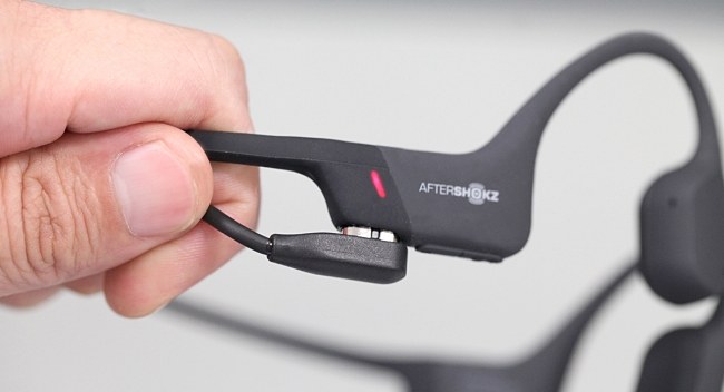 マグネット式充電ポート