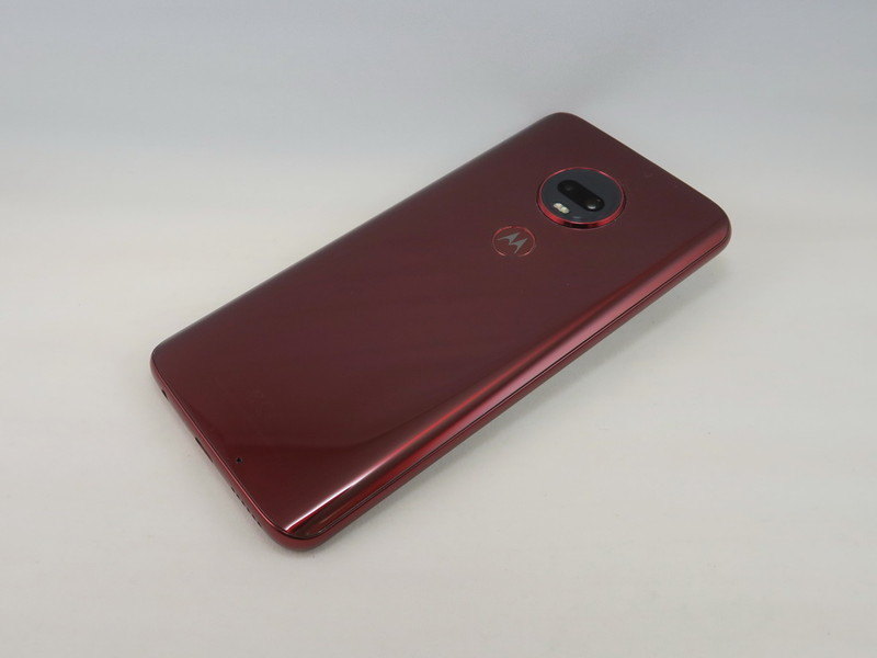 背面中央上に円形のカメラ部、モトローラの「M」のマークがあしらわれた指紋センサーを備える