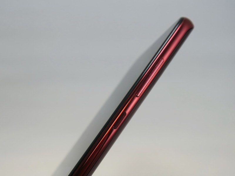 右側面の音量キーと電源キーは標準的なレイアウト。電源キーにはローレット加工（ギザギザの加工）が施されている