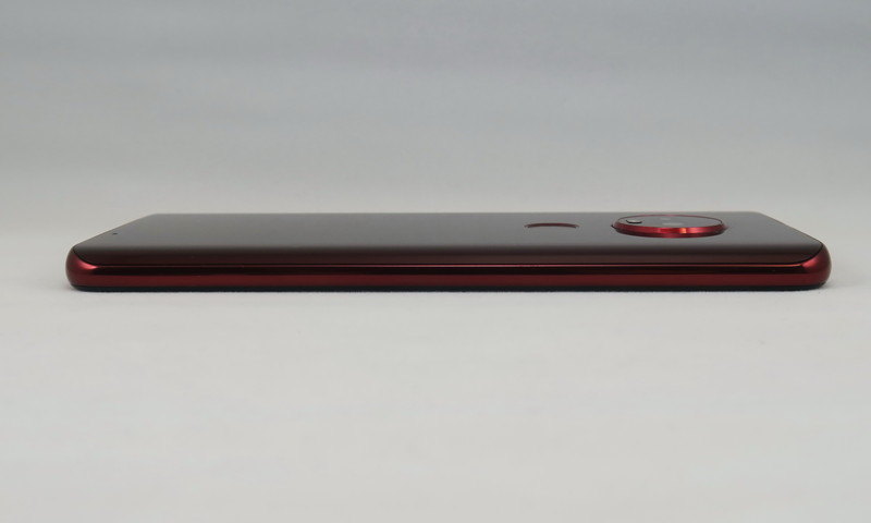 左側面はキーなどがないデザイン。背面のカメラ部はわずかに突起、指紋センサーは少し凹んだレイアウトを採用