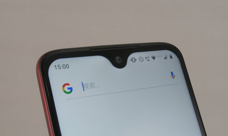 インカメラは水滴型ノッチに格納。画面表示はアプリによって切り替わり、ノッチの存在があまり気にならない仕様