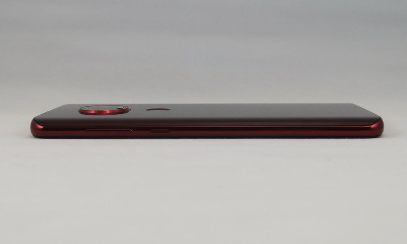 右側面には電源キー、音量キーを備える