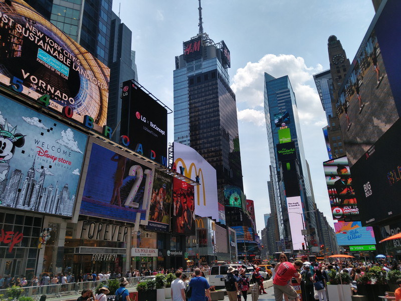 ニューヨークのタイムズスクエアで撮影。かなりの好天だったこともあり、やや建物が暗く写ってしまった印象