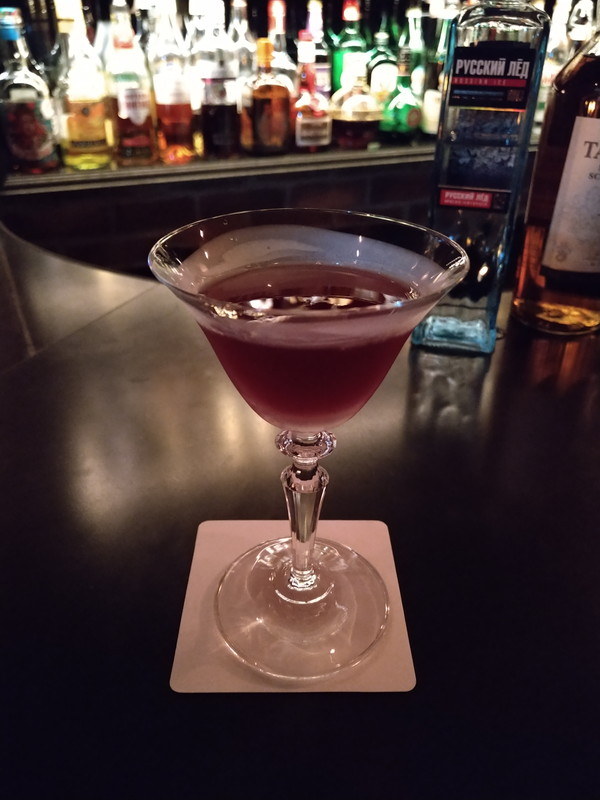 いつもの薄暗いバーで撮影。グラスの輪郭もしっかりと捉え、カクテルの色合いも美しく撮影できている