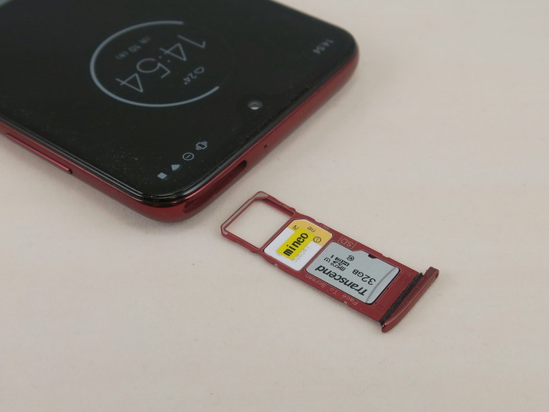 SIMカードトレイは上部に装備。2枚のnanoSIMカードと1枚のmicroSDメモリーカードを同時に装着可能