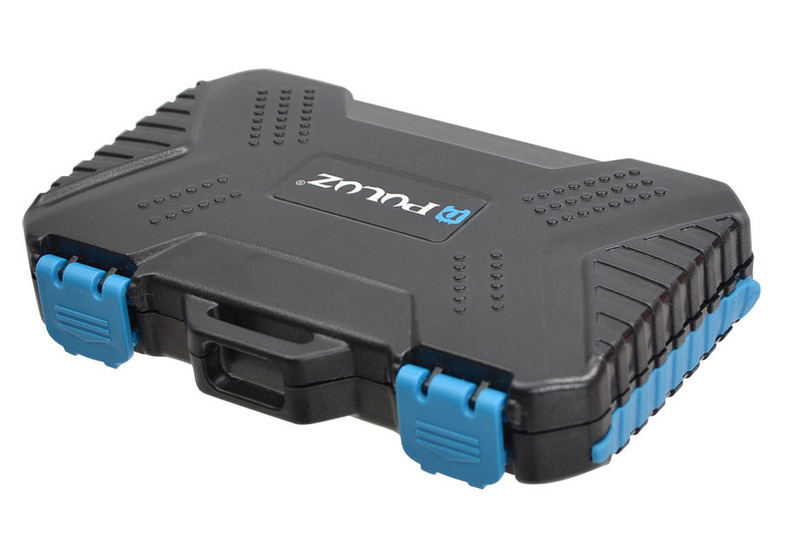 左から、ロジクール「Pebble M350」、サンコー「カードリーダーになる21枚収納カードケース」、サンコー「入れるだけUSB電池充電器 充電ポット」。一見、どれも普通っぽい製品ですが、使ってみると独特の良さがあります。刺さる人には深く刺さるという感じの3製品と言えましょう。