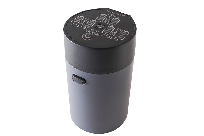 左から、ロジクール「Pebble M350」、サンコー「カードリーダーになる21枚収納カードケース」、サンコー「入れるだけUSB電池充電器 充電ポット」。一見、どれも普通っぽい製品ですが、使ってみると独特の良さがあります。刺さる人には深く刺さるという感じの3製品と言えましょう。