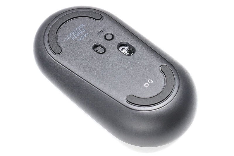 Pebble M350は付属USBドングルでもBluetoothでも使える光学式のワイヤレスマウスです。サイズは縦107×横59×厚さ26.5mmで、質量は単3形乾電池込で約100g。電源のオンオフは底面のスライドスイッチで行い、USBドングル接続かBluetooth接続かはスライドスイッチ横のボタンで切り替えます。カラーバリエーションは写真のグラファイトのほか、ローズとオフホワイトがあります。余談ですが、試したところ、Logicool Unifyingレシーバー（無線接続用の小型USBレシーバー）を使用してのPC接続もできました。
