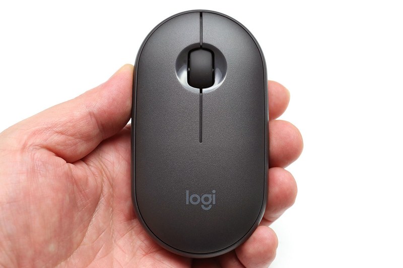 小型ですが、2つのクリックボタンや押下できるホイールは普通サイズのマウスと同程度なので違和感なく使えます。また、突起がなくて薄いデザインなので、バッグへの収まりも良好。携帯してのモバイル用途に好適です。