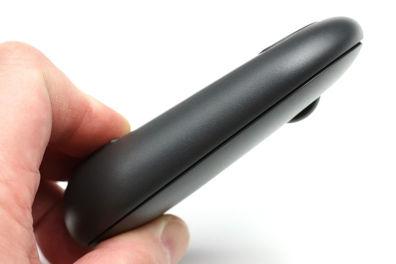 小型ですが、2つのクリックボタンや押下できるホイールは普通サイズのマウスと同程度なので違和感なく使えます。また、突起がなくて薄いデザインなので、バッグへの収まりも良好。携帯してのモバイル用途に好適です。