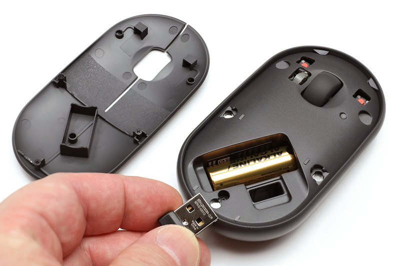 マウス上面は写真のように脱着可能（マグネット式）。内部には単3乾電池×1本とUSBドングルが収納されています。電池持続時間は1日4時間使って約18ヵ月。
