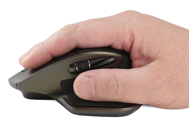 【かぶせ持ち】　手のひらでマウスを覆う持ち方。手のひらはマウスの背中（パーム/バックアーチ）に触れるケースが多く、主に手首～肘を使ってポインタを操作することになります。