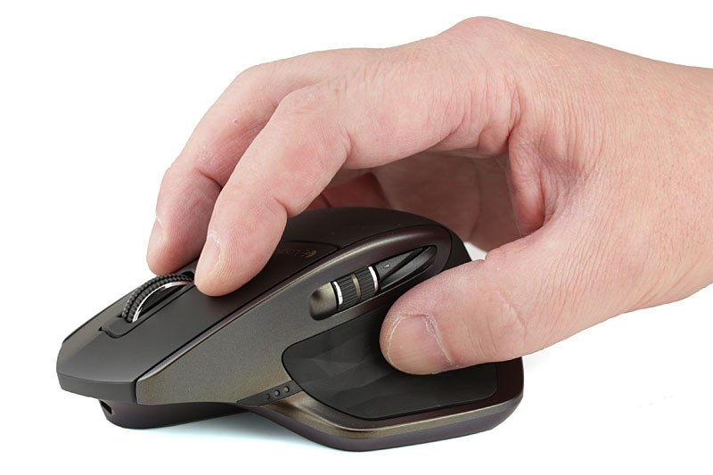 【つまみ持ち】　マウスの左右サイドを指（親指と薬指/小指あたり）でつまむ持ち方。マウスに触れるのは5本の指のみなので、より繊細なカーソル操作が可能だと思います。筆者の場合はコレ。