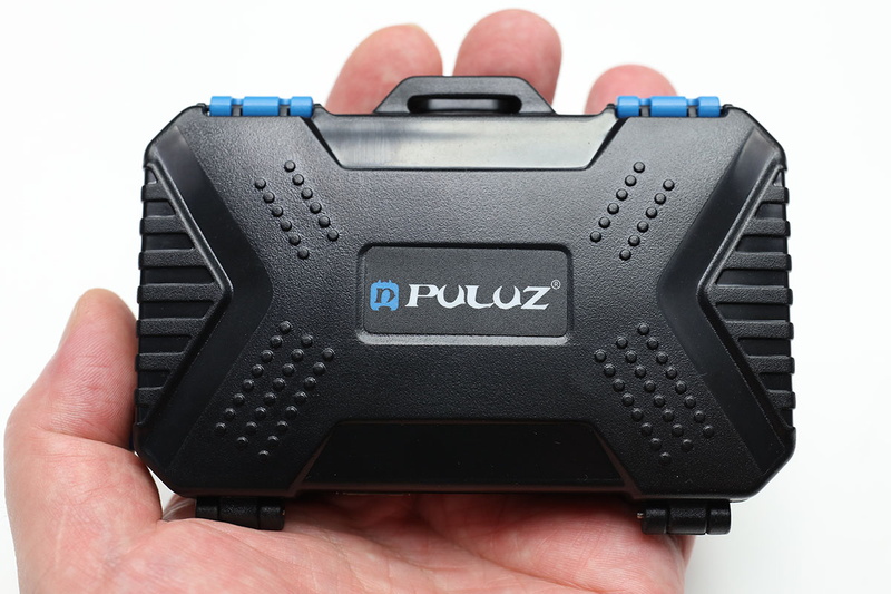 樹脂製のハードケースで、サイズは横105×縦75×厚さ20mm。コンパクトですがゴツめで、耐衝撃・耐防塵があります。