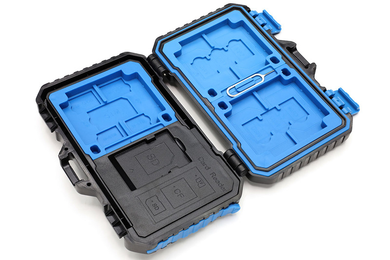 樹脂製のハードケースで、サイズは横105×縦75×厚さ20mm。コンパクトですがゴツめで、耐衝撃・耐防塵があります。