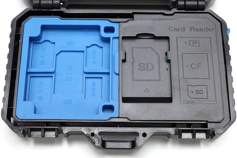 内部には各種カードが収納可能。入れられるカードは、CFカード×3枚、SDカード×7枚、microSDカード×6枚、SIMカード×1枚、microSIMカード×2枚、nanoSIMカード×2枚で、合計21枚入ります。また、端末のSIMカードスロットを押し出すためのカードピン（付属）も収納可能。