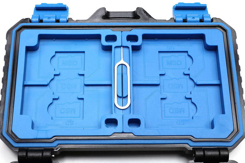 内部には各種カードが収納可能。入れられるカードは、CFカード×3枚、SDカード×7枚、microSDカード×6枚、SIMカード×1枚、microSIMカード×2枚、nanoSIMカード×2枚で、合計21枚入ります。また、端末のSIMカードスロットを押し出すためのカードピン（付属）も収納可能。