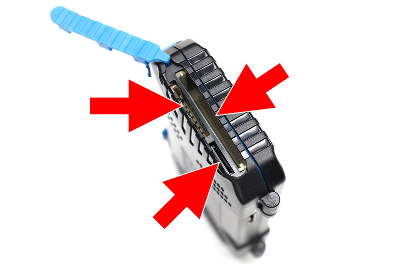 USB 3.0対応のカードリーダーを内蔵しています。対応カードはCFカード、SDカード、microSDカード。USB 3.0対応ケーブル（45cm）が付属するほか、USB Type-A端子をmicroUSBやUSB Type-Cに変換するコネクターも付属しています。なお、使用可能なカード容量は、microSDカードとSDカードが128GBまで、CFカードが64GBまでとなっています。