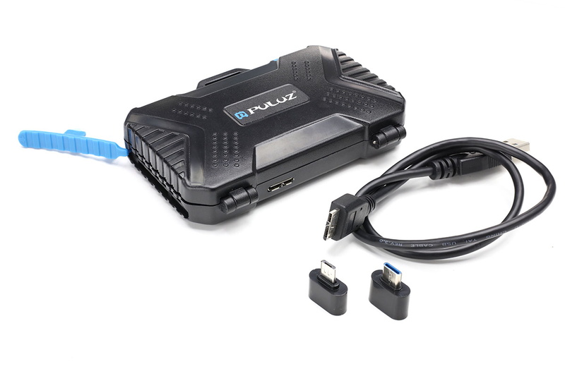 USB 3.0対応のカードリーダーを内蔵しています。対応カードはCFカード、SDカード、microSDカード。USB 3.0対応ケーブル（45cm）が付属するほか、USB Type-A端子をmicroUSBやUSB Type-Cに変換するコネクターも付属しています。なお、使用可能なカード容量は、microSDカードとSDカードが128GBまで、CFカードが64GBまでとなっています。